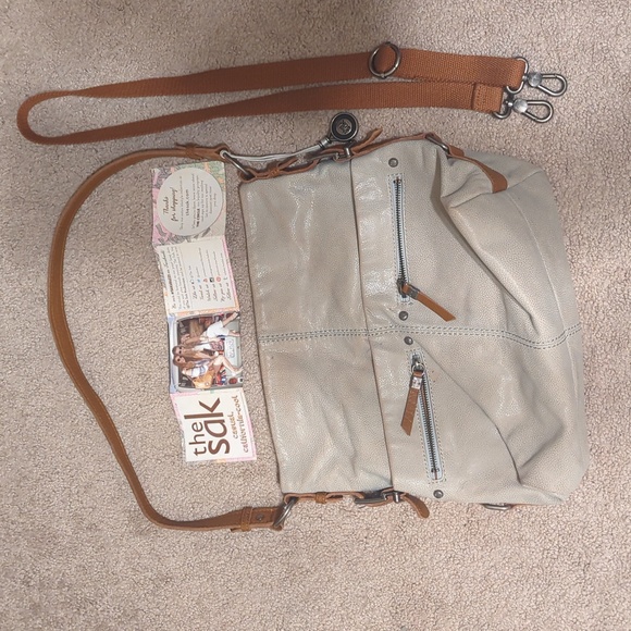 The SAK purse in a light green leather color. - Picture 4 of 8